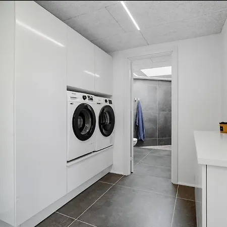 Newly Renovated Close To Downtown Esbjerg, With Garden * 에스비에르