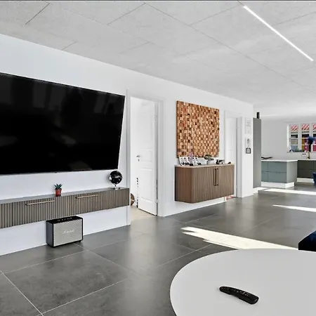 Newly Renovated Close To Downtown Esbjerg, With Garden 에스비에르