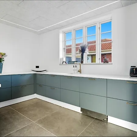 Newly Renovated Close To Downtown Esbjerg, With Garden 아파트 *